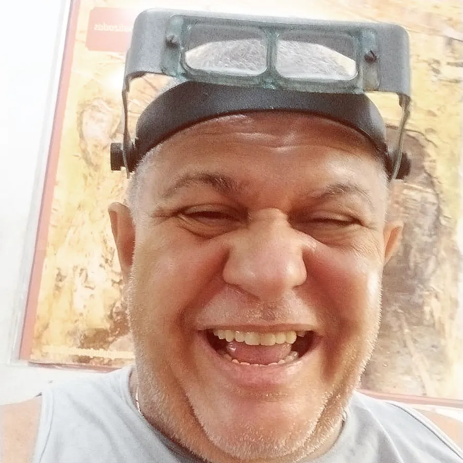 José de Oliveira com lupa de ourives em sua bancada de trabalho